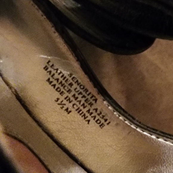 Pairs Hilton Patent Leather Bow Pumps - Picture 6 of 9